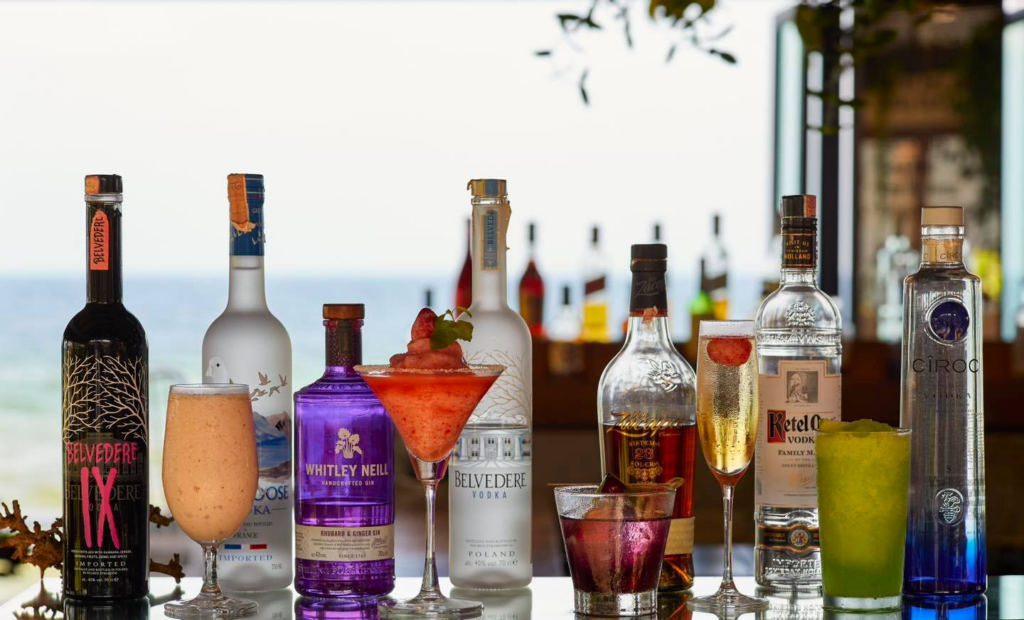 จิบเครื่องดื่มปิดท้ายวันชิลๆ ที่ Let’s Sea Hua Hin’s Beach Restaurant