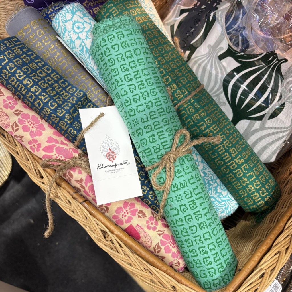 ช็อปปิ้ง โขมพัสตร์ งานผ้าพิมพ์ลายที่อยู่คู่หัวหินมาแสนนาน