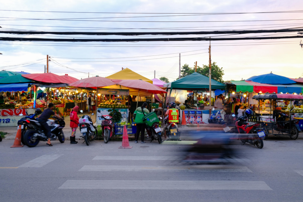 เดินเล่นตลาดท้องถิ่นที่ ตลาดหัวนา ไม่ไกลจาก Let’s Sea Hua Hin Al Fresco Resort