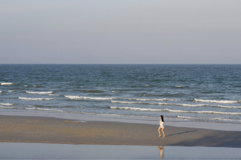 เดินเล่นยามเช้าบนผืนทราย บรรยากาศหาดส่วนตัว ที่ Let’s Sea Hua Hin Al Fresco Resort