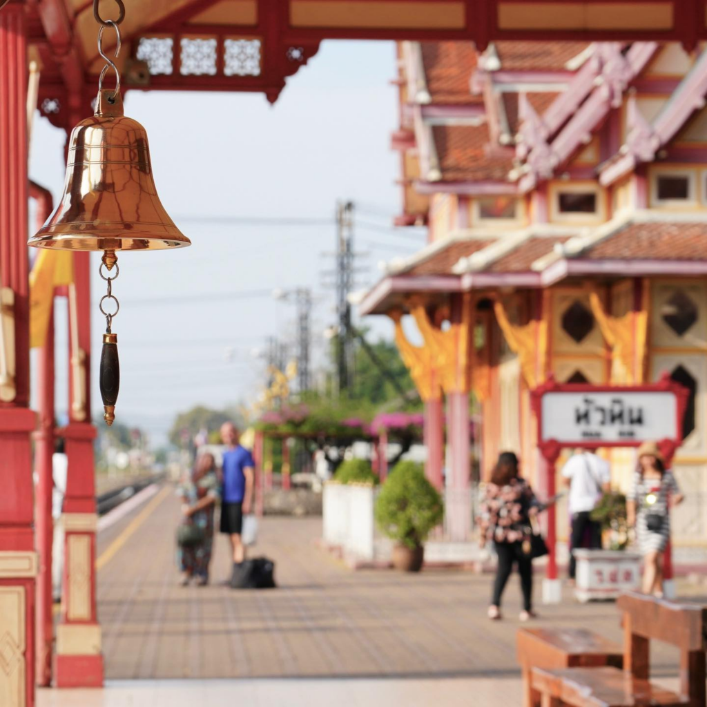แวะเที่ยวที่สถานีรถไฟหัวหิน ย้อนวันวานบรรยากาศคลาสสิค