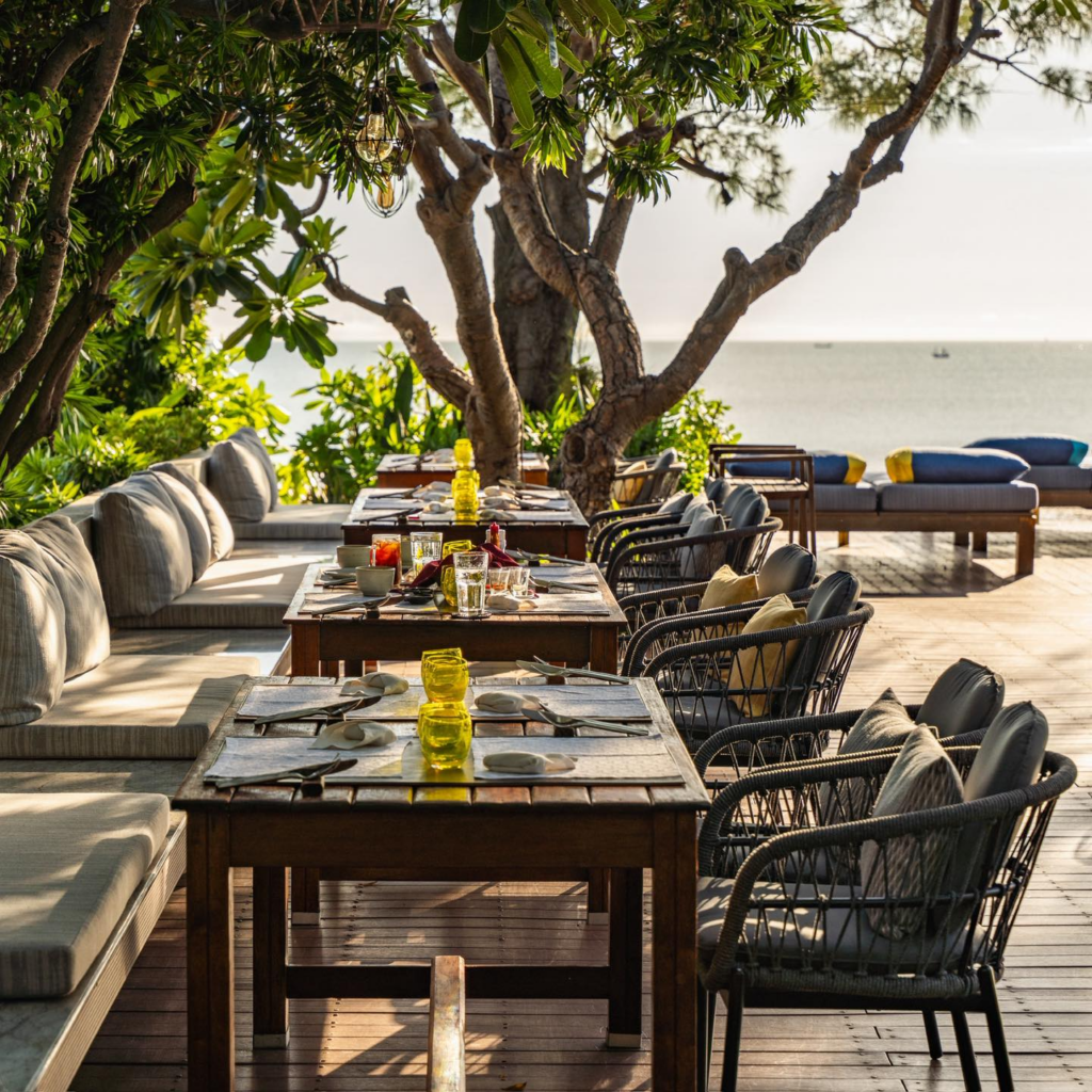 บรรยากาศโปร่งสบาย เห็นวิวทะเล ที่ร้านอาหารหัวหิน Let's Sea