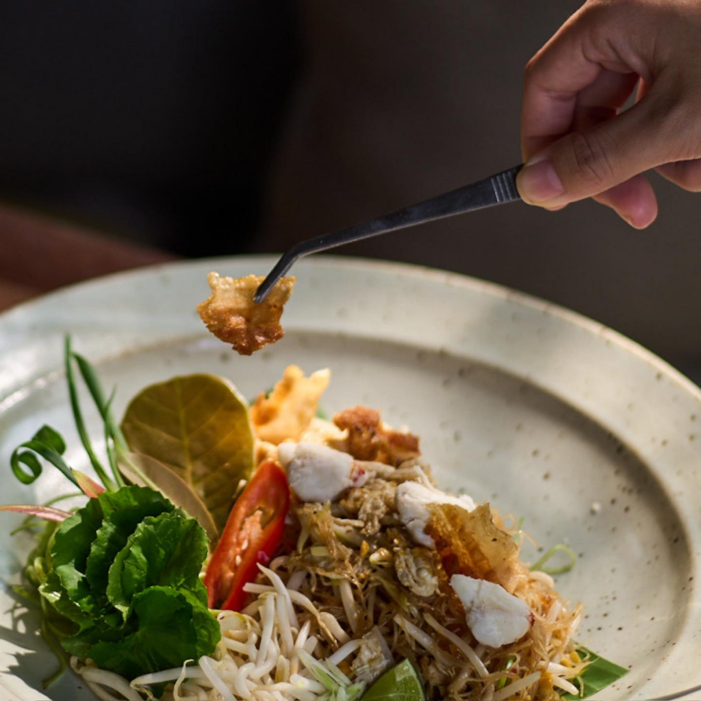 เมนูแนะนำร้านอาหารหัวหิน Let's Sea ผัดหมี่ปูตาลโตนด