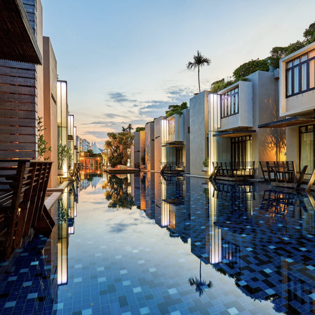 สระ Lagoon Pool ยาวริมที่พักหัวหินติดทะเลยามเย็น