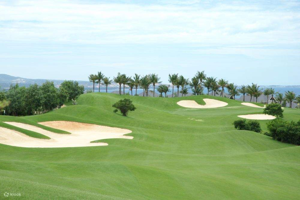 A Hua Hin golf course with mountain views and beautiful greens, a destination for international golfers