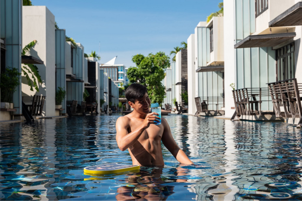 Let's Sea Hua Hin Lagoon Pool 120 เมตร แสงแดดสะท้อนผิวน้ำ