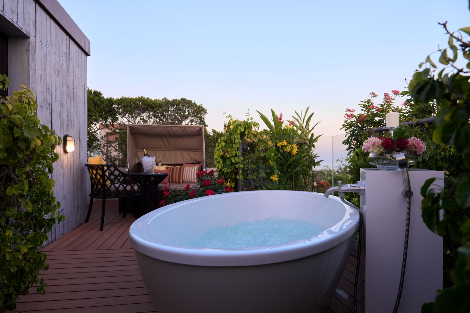 Moondeck Al Fresco Suite Let's Sea Hua Hin Outdoor Spa Tub บนดาดฟ้า