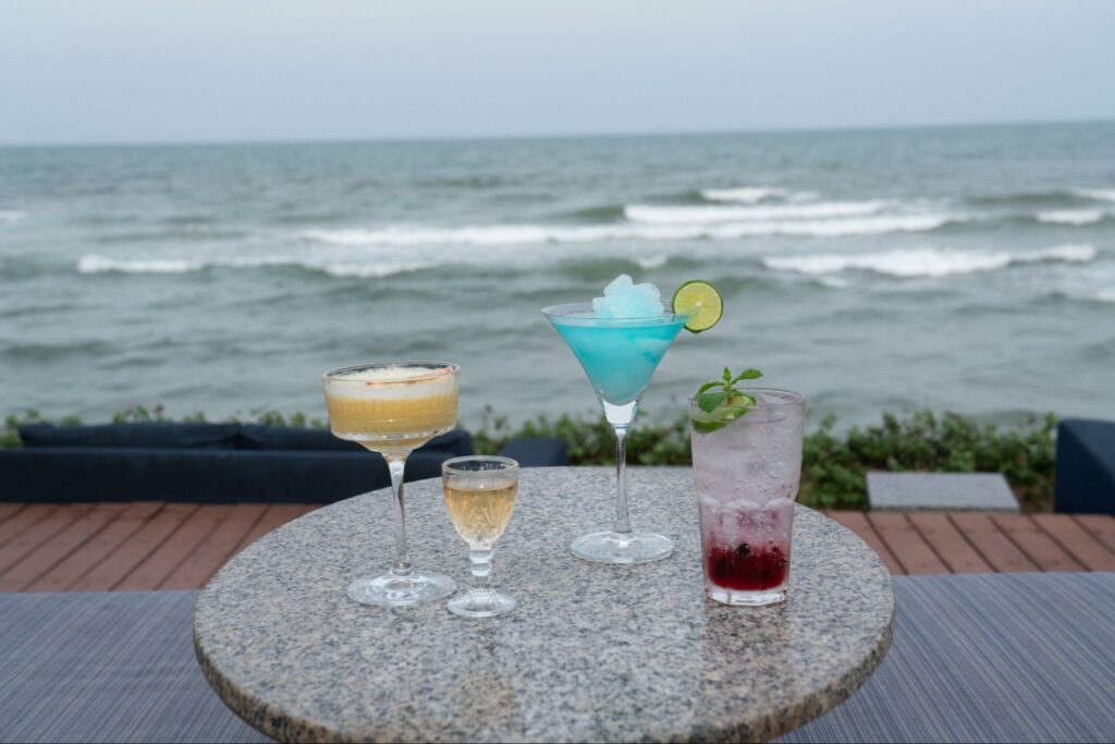 Beach Bar Terrace Let's Sea Cocktail ริมทรายหาดเขาตะเกียบกลางคืน