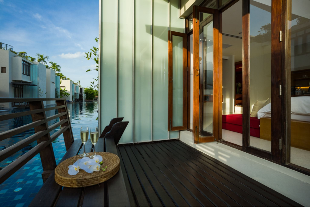 Pool Access LaZzzzz Suite Let's Sea Pool View ระเบียงเปิดสู่สระ