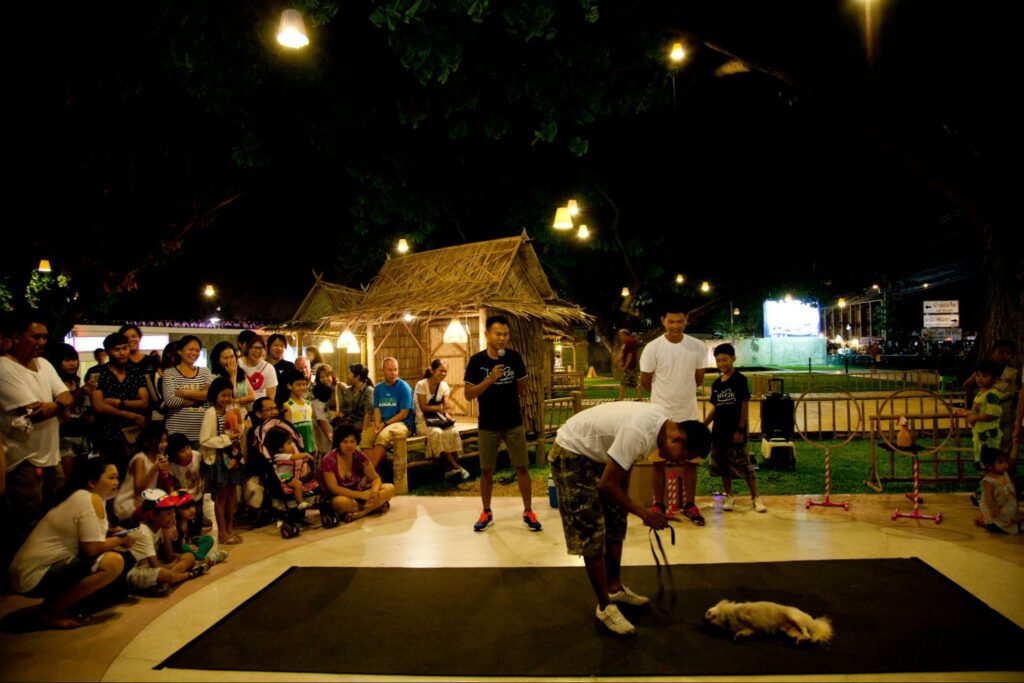 ที่เที่ยวกลางคืนรอบเขาตะเกียบ ตลาดโต้รุ่งหัวหินเดิน 10 นาที