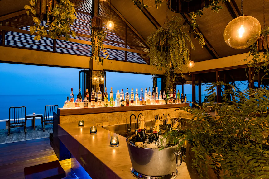 ร้านนั่งชิลริมทะเลหัวหินกลางคืน Beach Bar Let's Sea เขาตะเกียบ