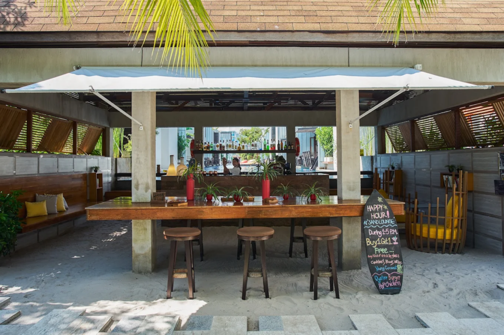 Happy Hour ริม Lagoon Pool ช่วงเวลาพิเศษสำหรับการพักผ่อน