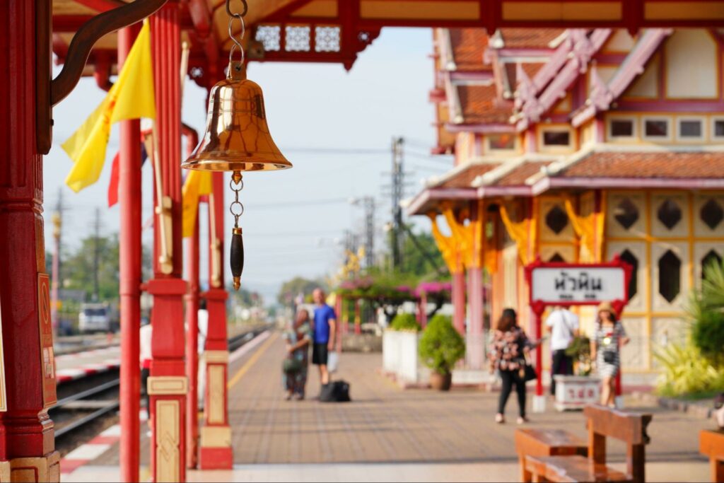 กรุงเทพไปหัวหิน เทียบ 4 วิธีเดินทาง รถยนต์ รถไฟ รถตู้ รถทัวร์