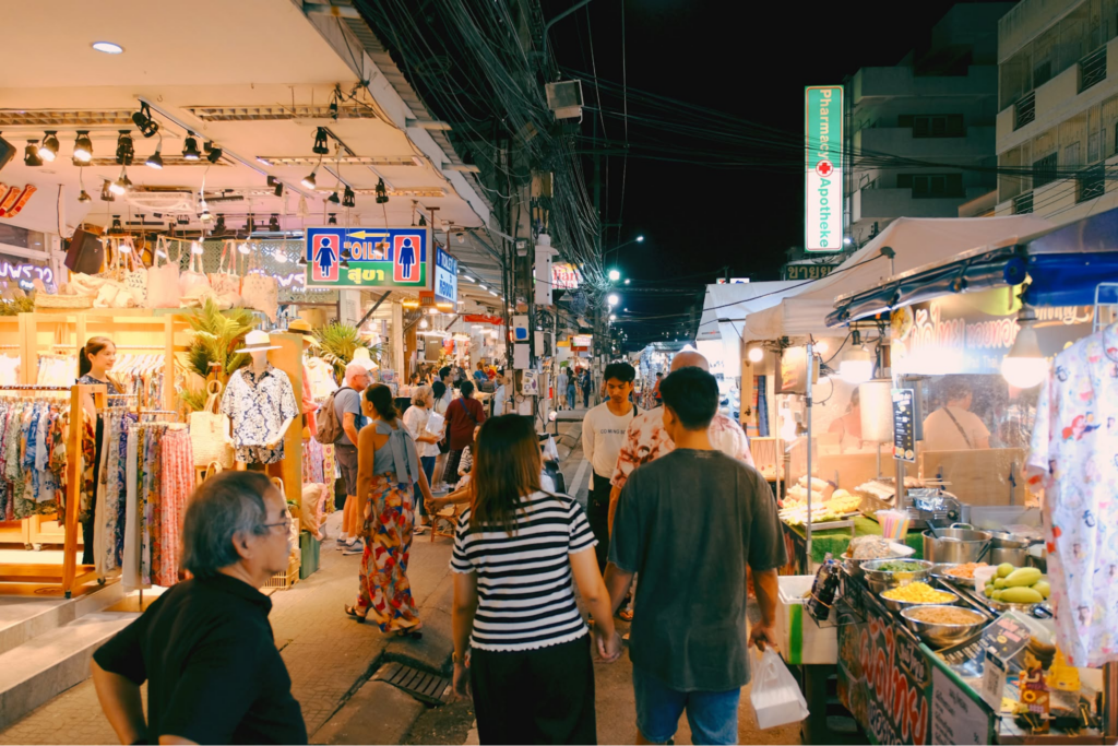 กิจกรรมไปหัวหิน เดินเที่ยวตลาดโต้รุ่งหัวหินยามค่ำคืน